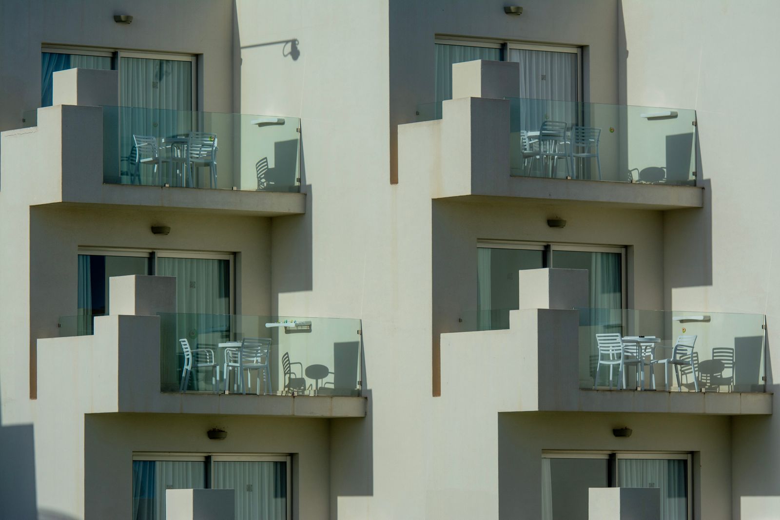 Balcony railings in glass and aluminium, coastal specification