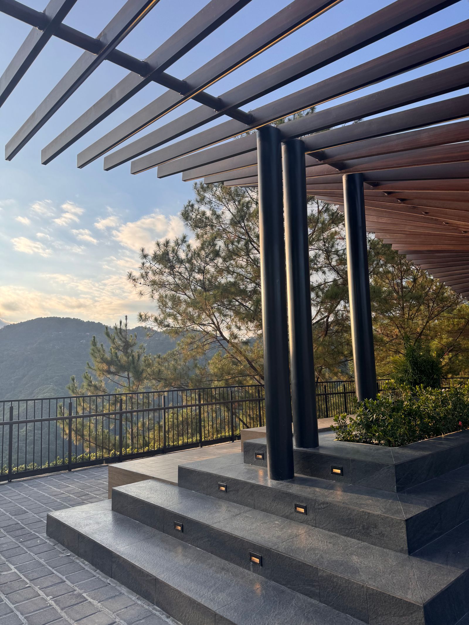 Louvred roof with side screens for a wind-exposed veranda