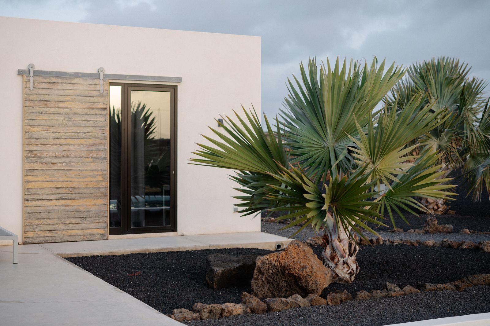 Lift-and-slide door in anthracite, flush threshold