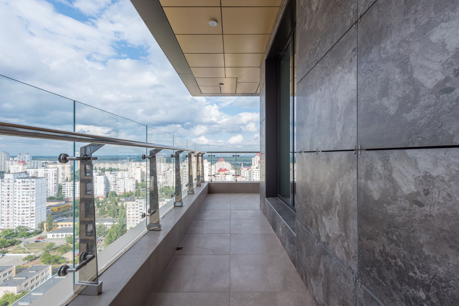 Laminated glass balustrade with a slimline top rail